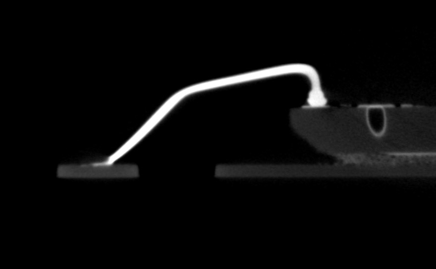 打線封裝的3D X-ray CT切片圖 打線封裝的3D X-ray CT切片圖,呈現從Pad至晶粒的打線彎曲與接合結構